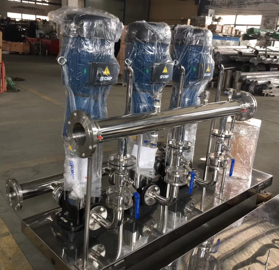 變頻器具有調(diào)壓、調(diào)頻、穩(wěn)壓、調(diào)速等基本功能，應(yīng)用了現(xiàn)代的科學(xué)技術(shù)，可以再不改變電壓的情況下調(diào)整頻率，也可以在頻率不改變的情況下改變電壓，根據(jù)負(fù)載需要調(diào)整轉(zhuǎn)速，價格雖貴但性能良好，結(jié)構(gòu)復(fù)雜但使用簡單，是現(xiàn)代控制異步交流電動機(jī)啟動運(yùn)行優(yōu)秀的設(shè)備。